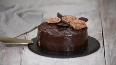 Lezzetli ev yapımı Prag çikolatalı keki.