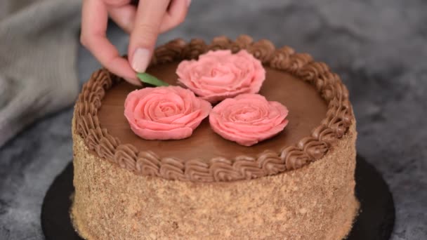 Las manos femeninas decoran pastel casero de Kiev con flores y hojas de crema. — Vídeos de Stock