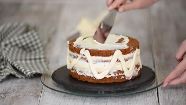 Chefs pâtissiers mains faisant gâteau aux carottes avec crème. — Video