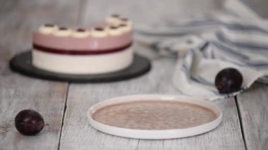 Krem şanti ve erik reçelli lezzetli kremalı kek..