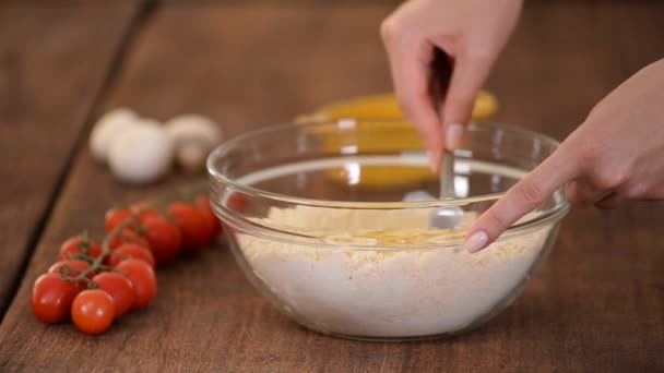 Preparación de masa de pan corto, ingredientes para las galletas. Manos de una mujer joven, amasando masa. — Vídeo de stock