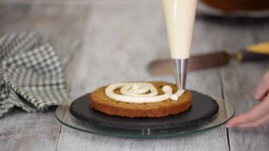 Pasta şeflerinin elleri kremalı havuçlu kek yapıyor..