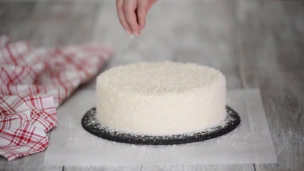 Bolo de mousse branco polvilhado com flocos de coco, coco decorado, close-up. — Vídeo de Stock