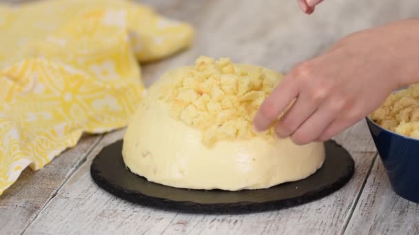 Kvinna gör traditionell mimosa tårta med ananas. — Stockvideo
