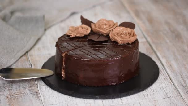 Delicioso pastel casero de chocolate Praga. — Vídeos de Stock