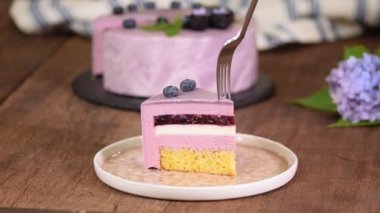 Ayna jöleli Katmanlı Böğürtlenli Kek.