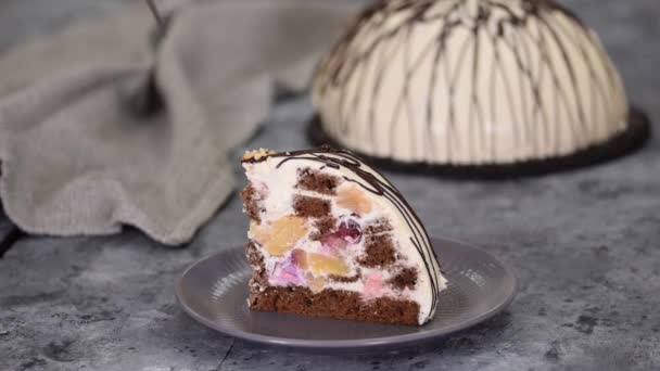 Pièce de gâteau Pancho à l'ananas et crème sure garnie de chocolat et de noix. — Video