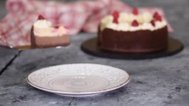 Bir parça çikolatalı ahududu peynirli kek ve krem şanti..