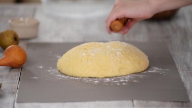 Kadın hamuru oklavayla çeviriyor, kapat..