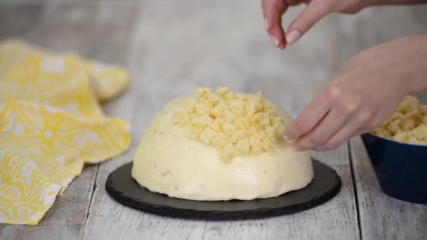 Kvinna gör traditionell mimosa tårta med ananas. — Stockvideo