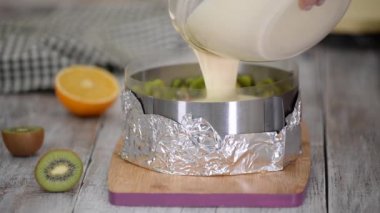 Mutfakta meyveli kek yapan kız. Evde yemek pişirmek..