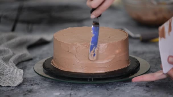 Großaufnahme von Frauenhänden, die süßen Kiewer Kuchen mit Buttercreme backen. — Stockvideo