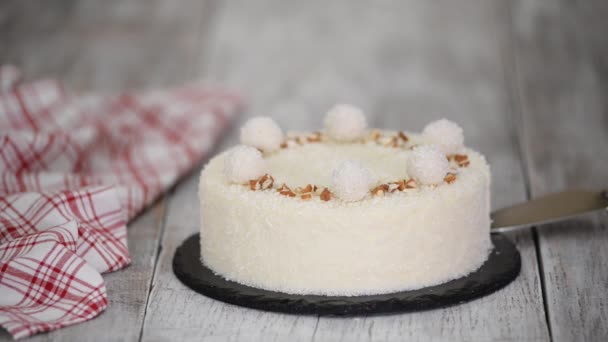 Heerlijke kokosnoot mousse cake, versierd met snoep en amandel. — Stockvideo