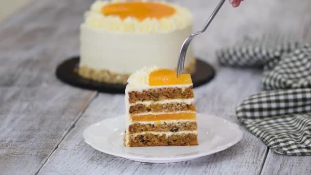 Pedaço de delicioso bolo de cenoura com geléia de laranja. — Vídeo de Stock