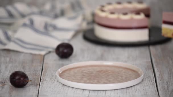 Stuk heerlijke mousse cake met slagroom en pruimengelei. — Stockvideo