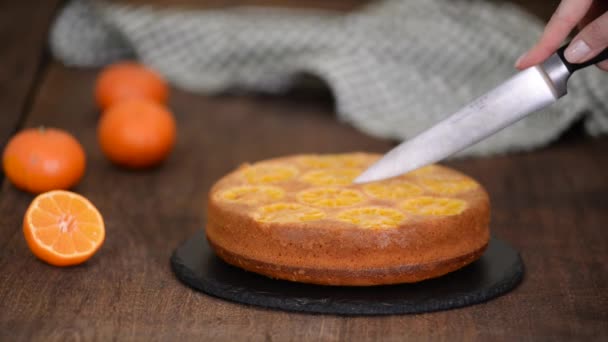 Las manos femeninas cortan pastel de mandarina al revés. Hornear en casa. — Vídeos de Stock