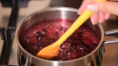 Bir tencerede kaynamış dut püresi.