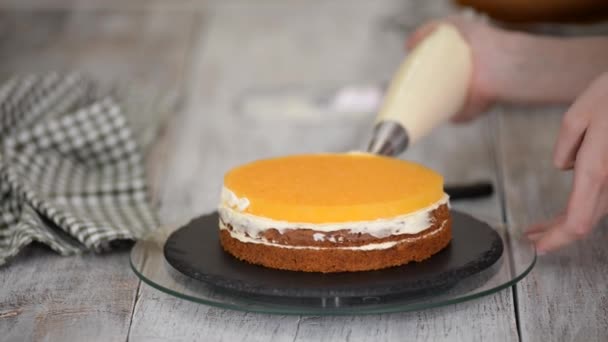 Cukiernik przygotowuje ciasto marchewkowe z galaretką pomarańczową. — Wideo stockowe