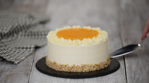 Delicious carrot cake with orange jelly. — Stock Video