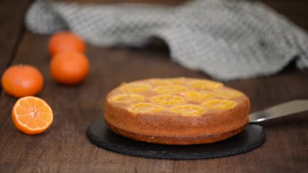 Domowej roboty ciasto mandarynkowe do góry nogami. Pieczenie w domu. — Wideo stockowe