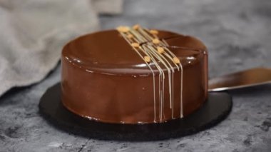 Çikolatalı, karamelli, fıstık ezmeli, aynalı kremalı kek..
