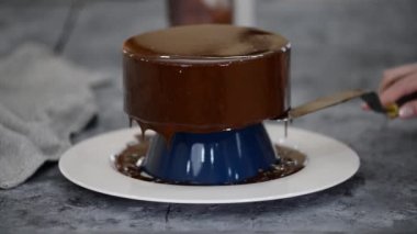 Çikolatalı kremalı pasta, yakın plan. Sıvı çikolata kaplama.