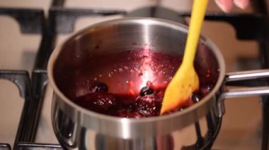 Bir tencerede kaynamış dut püresi.