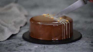 Çikolatalı, karamelli, fıstık ezmeli, kremalı pasta ve ayna jöleli..