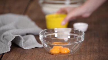 Yumurta sarılarını şekerle çırpma sürecini cam bir kasede elektrikli mikserle kapatıyoruz..