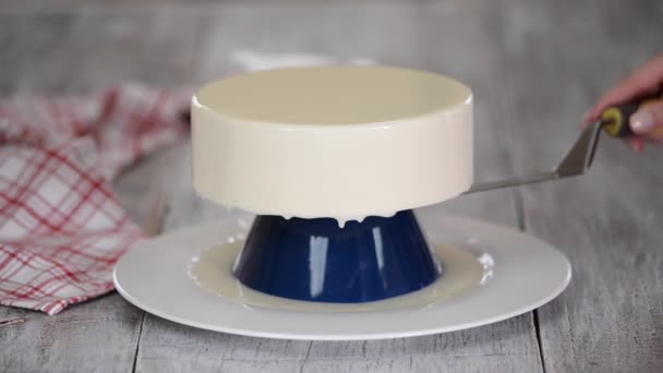 Banketbakker die een mousse cake versiert met chocolade spiegelglazuur. Het proces van het maken van dessert in de keuken. — Stockvideo