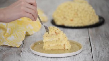 Geleneksel İtalyan tatlısı, ev yapımı Mimosa keki. Kremalı bisküvi, krema ve ananas..