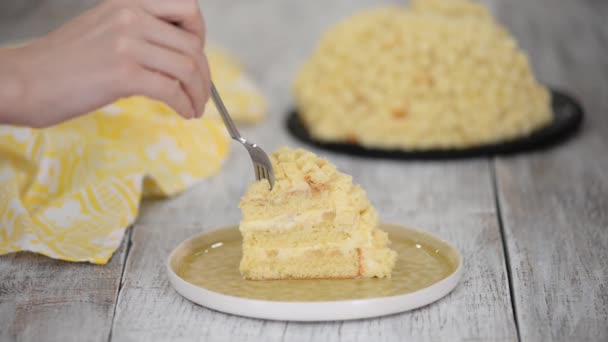 Hidangan penutup tradisional Italia, kue Mimosa buatan sendiri. Kue biskuit dengan puding, krim kocok dan nanas. — Stok Video