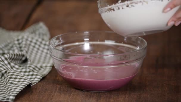 Baker Making Berry Mousse per torta. — Video Stock
