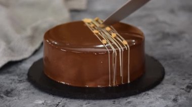 Çikolatalı, karamelli, fıstık ezmeli, kremalı pasta ve ayna jöleli..