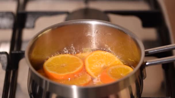 ホームキッチンでホブ上のシチュー鍋でみかんジャムの沸騰 — ストック動画