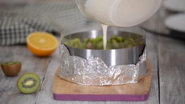 Mutfakta meyveli kek yapan kız. Evde yemek pişirmek..