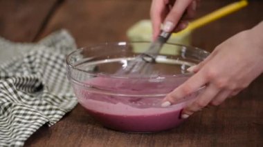 Pasta için böğürtlen kreması yapan Baker..