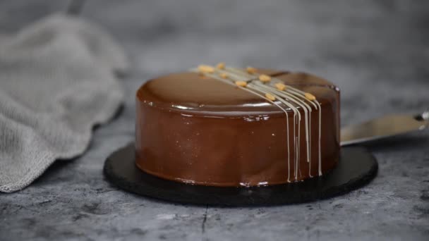 Delicious chocolate caramel peanut mousse cake with mirror glaze. — Stock Video