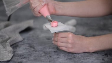 Pembe tereyağlı çiçek ve güller yapıyorum..