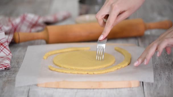 Pinchando la masa con tenedor. Hacer capa de pastel. — Vídeos de Stock