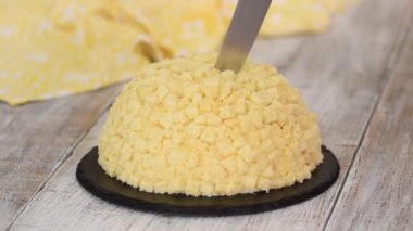 Anneler Günü için geleneksel İtalyan Mimosa Pastası.