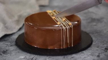 Çikolatalı, karamelli, fıstık ezmeli, kremalı pasta ve ayna jöleli..