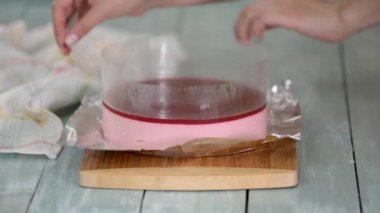 Mutfakta ev yapımı ahududulu kek..