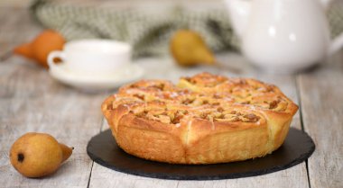 Ev yapımı mayalı çörek ve armut.