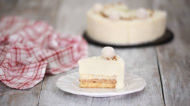 Hindistan cevizli kremalı kek ve badem.