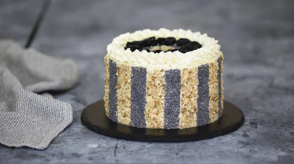 Kuru erik, fındık ve haşhaş tohumlu lezzetli bir pasta.