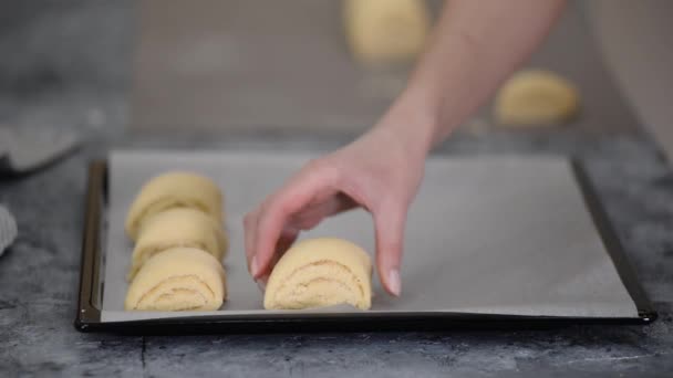 Vrouwelijke handen zetten Gata op bakplaat, maken traditioneel armeens zoet gebak. — Stockvideo