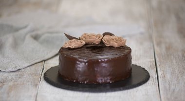 Çikolata kaplı, kremalı pasta, Prag..