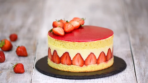 イチゴとバニラクリームでケーキをスポンジします。ストロベリーフライザーケーキ . ロイヤリティフリーのストック画像