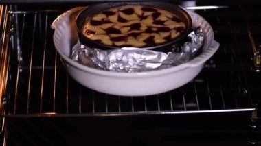 Cheesecake 'i fırına koyuyorum..